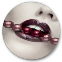 Designart 'gyöngyök a szájon keresztül szív alakú ajkakkal' modern körfém fali művészet - 29 -es korong
